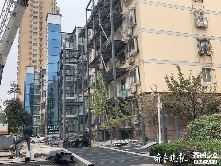 钢架接二连三建起来，济南一小区成了“电梯加工车间”