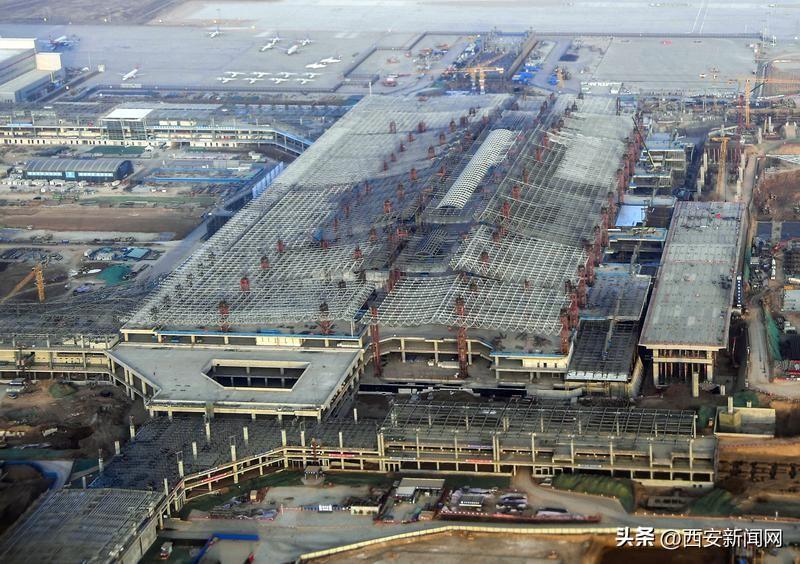 西安咸阳国际机场三期扩建工程取得新进展。 东航站楼屋顶钢结构已封闭。