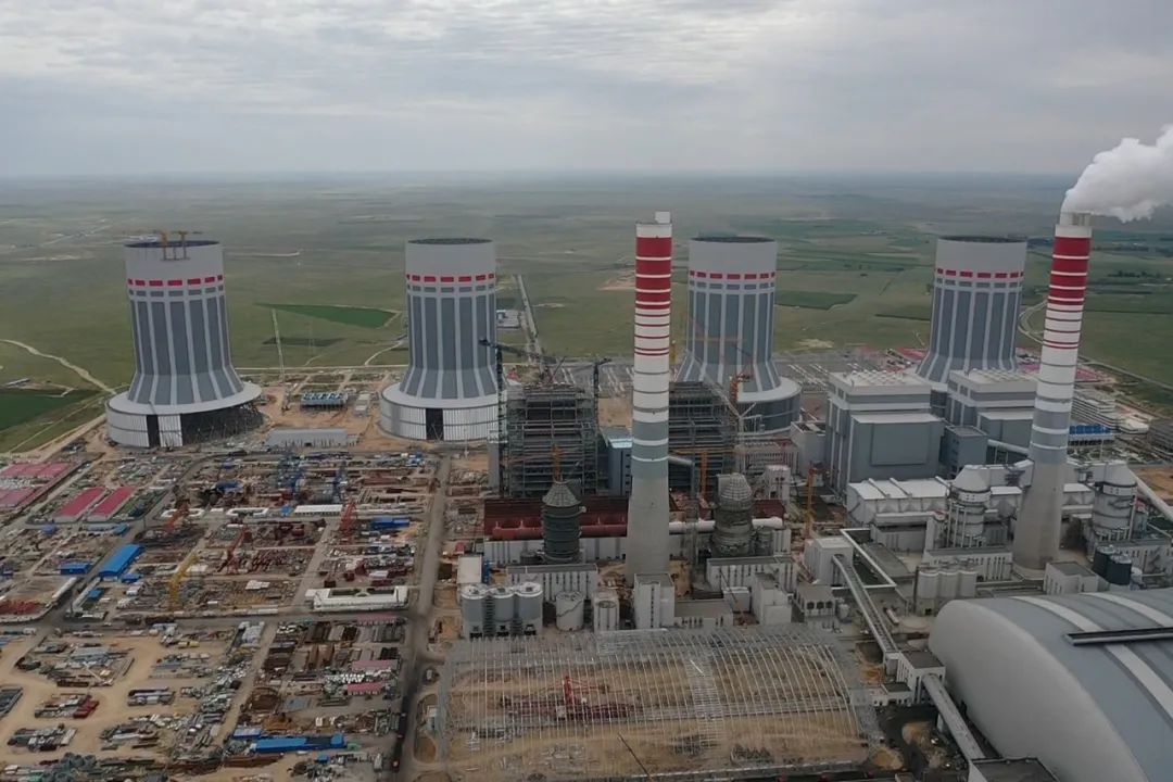 4座190.2米、重量6500余吨的钢结构动力室冷却塔竣工。